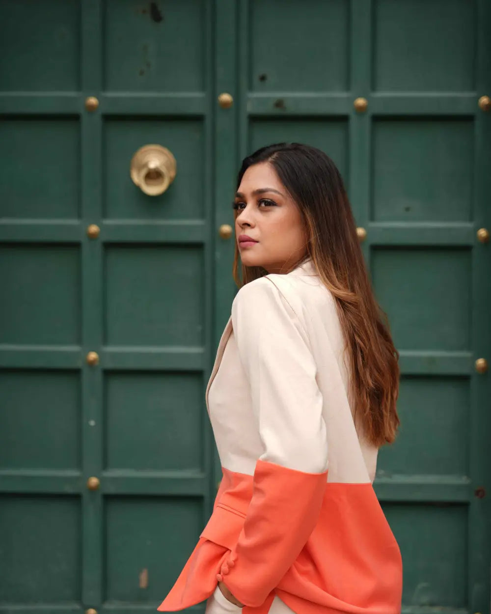 Two toned classic-fit blazer suit set with a single-button closure.