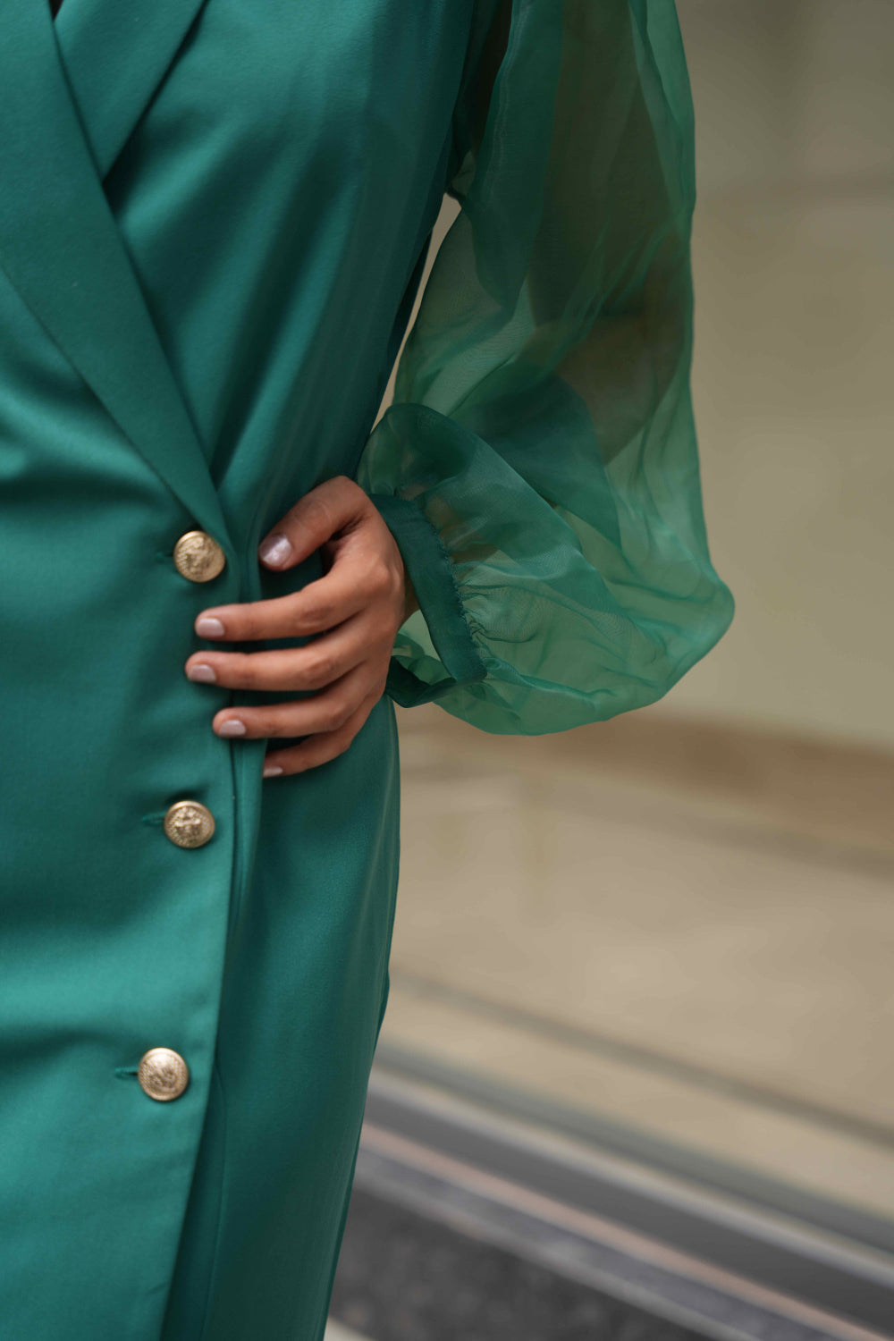 Women's green single-breasted blazer dress for minimalist styling.